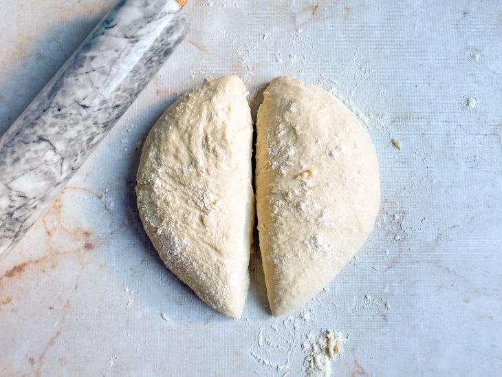 Na bancada, a massa total dividada em duas partes iguais.