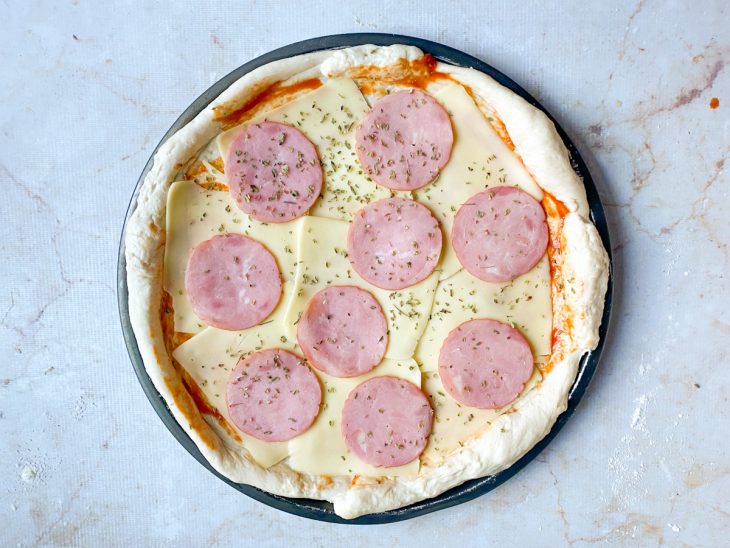 Na forma, a pizza já montada e pronta para ir ao forno.