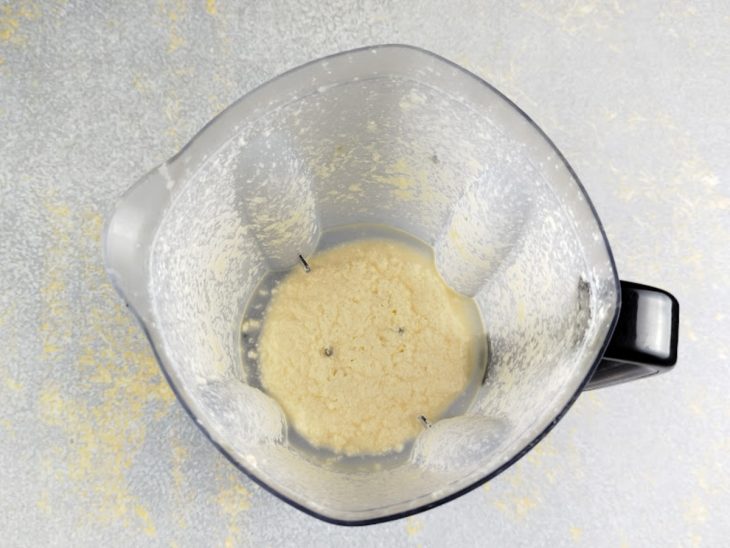 No liquidificador, o leite, a margarina, os ovos, o sal e o fermento batidos.