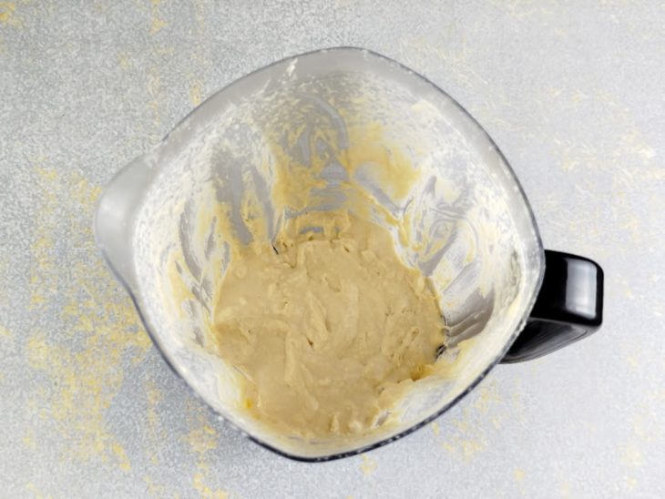 No liquidificador, a farinha de trigo adicionada e batida junto.