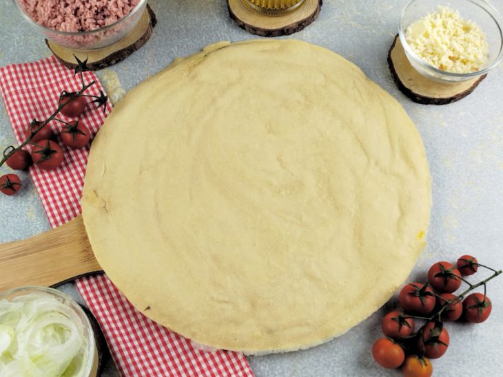 Massa pré-assada, pronta para ser recheada.