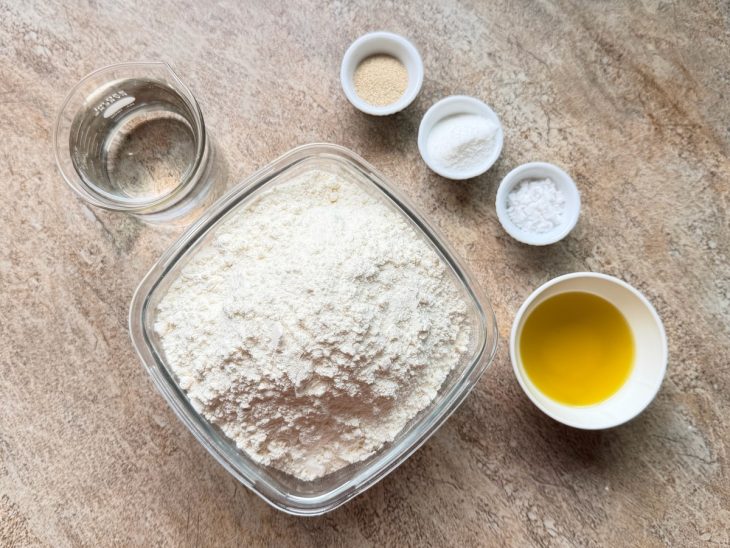 Ingredientes reunidos na bancada.