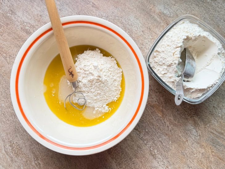 Farinha sendo adicionada na tigela.
