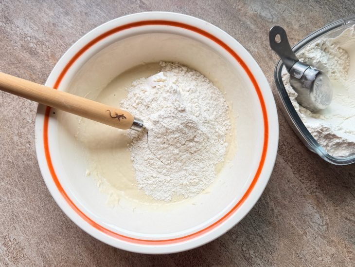 Sal e farinha acrescentados a massa.