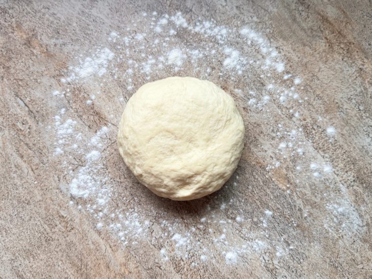 Massa sobre a bancada enfarinhada.