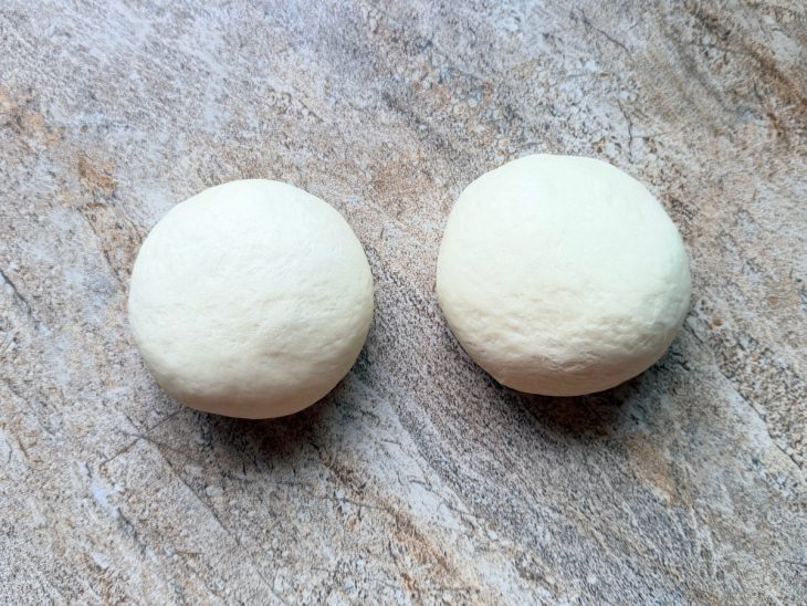 Massa de volta bancada, dividida em duas partes.