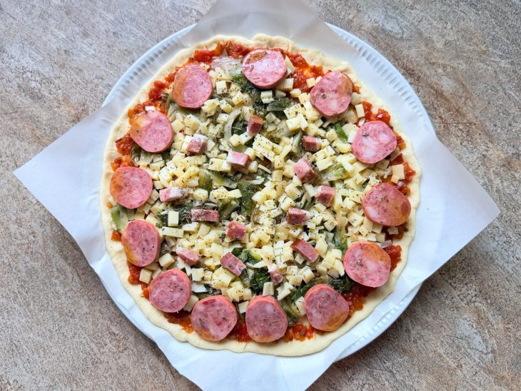 Recheio distribuído sobre a massa.