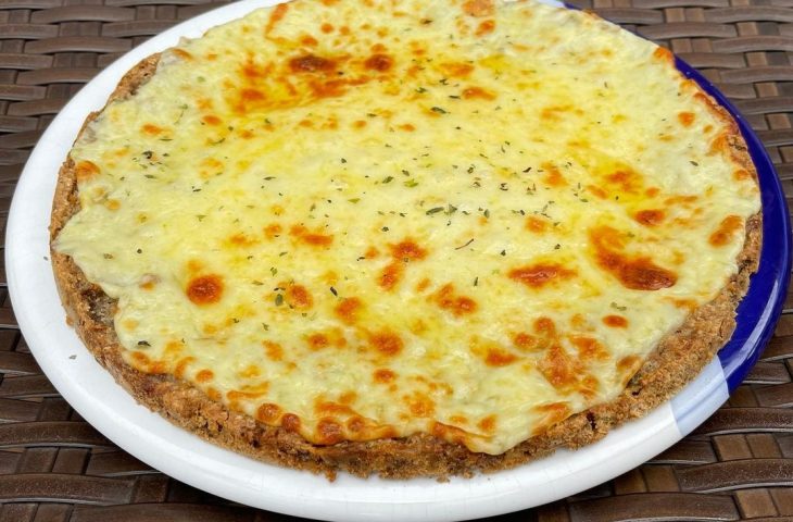 Pizza com massa de carne moída