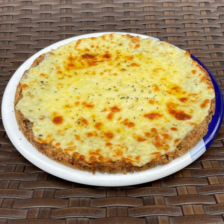 Pizza com massa de carne moída