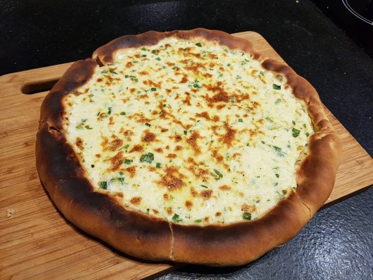 Pizza de alho com borda de linguiça