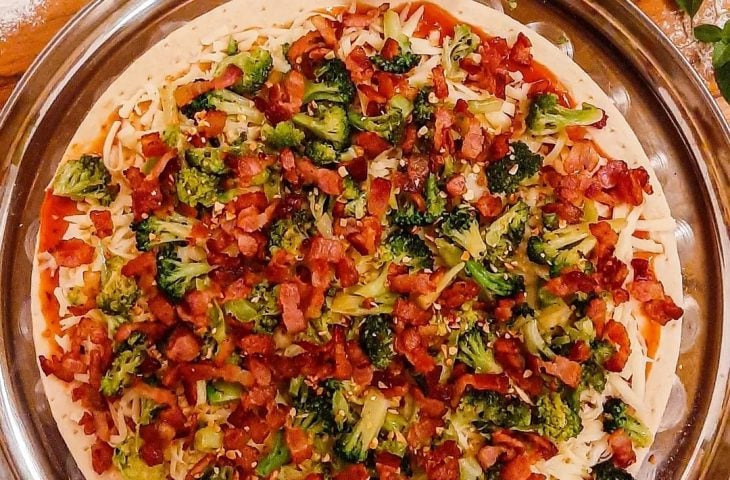 Pizza de bacon e brócolis
