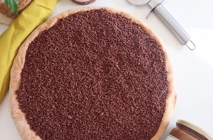 Pizza de brigadeiro de doce de leite com chocolate