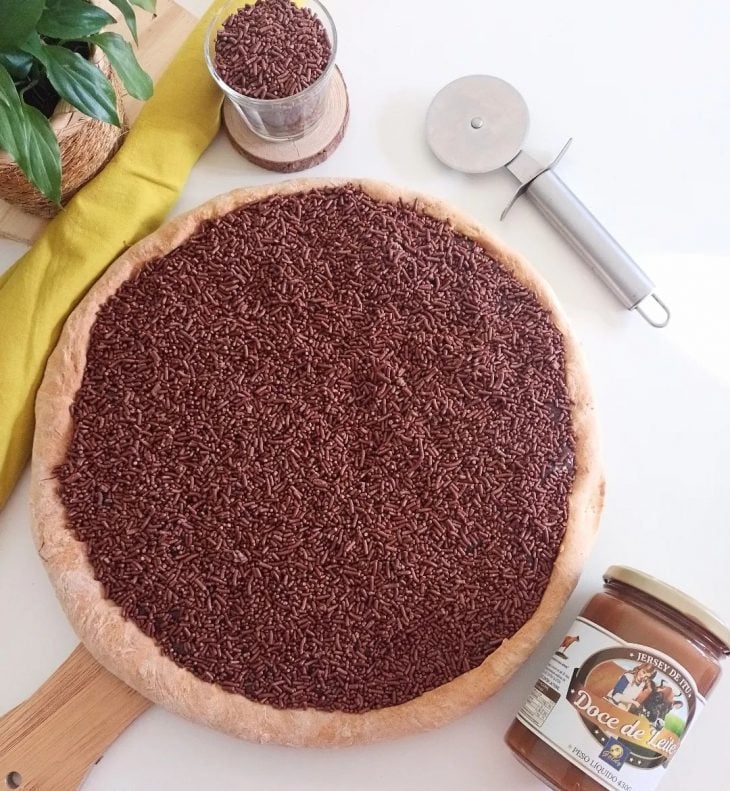 Pizza de brigadeiro de doce de leite com chocolate