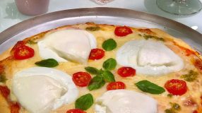 Pizza de burrata com manjericão