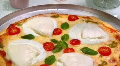 Pizza de burrata com manjericão