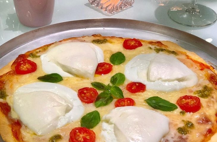 Pizza de burrata com manjericão