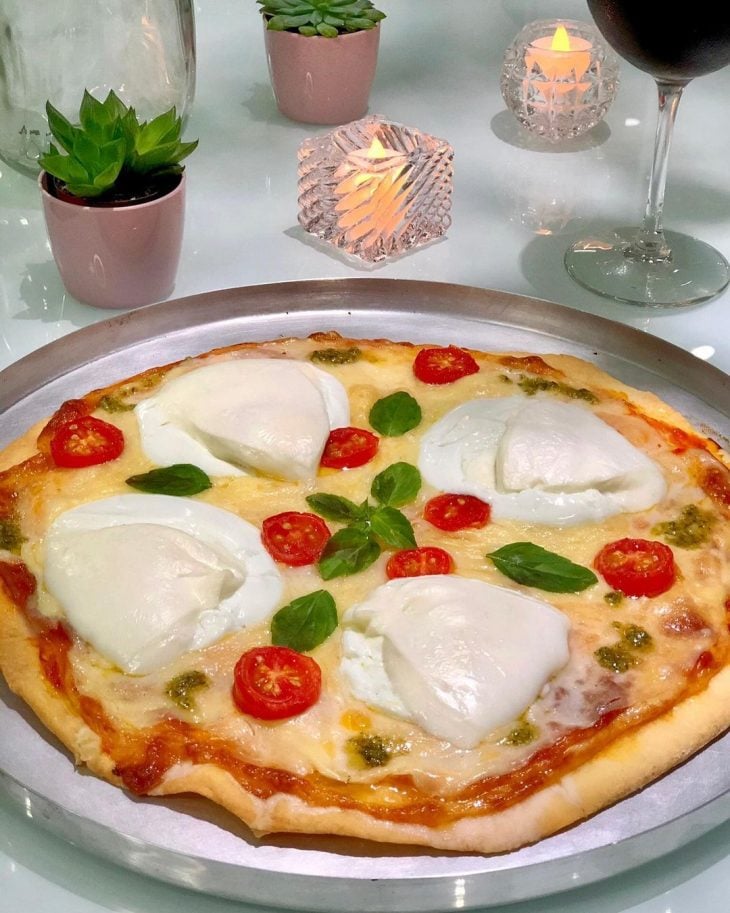 Pizza de burrata com manjericão