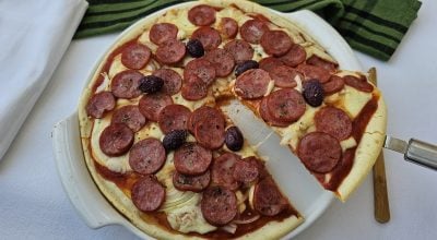 Pizza de calabresa fácil