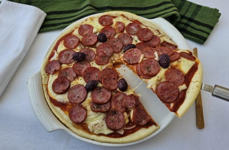 Pizza de calabresa fácil