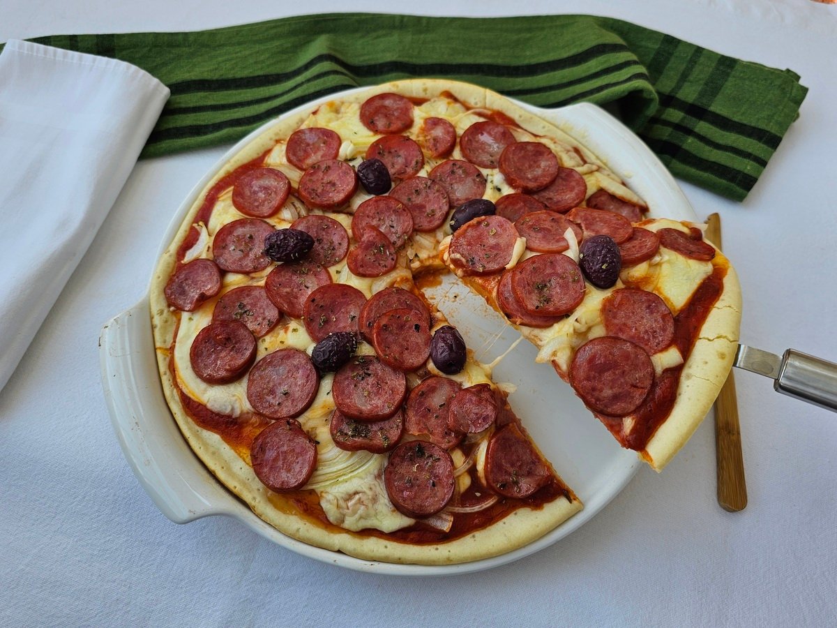 Pizza de calabresa fácil