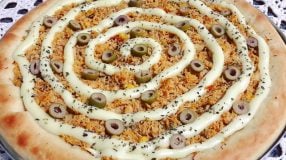 Pizza de frango com borda recheada
