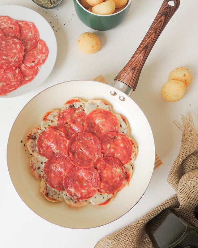 Pizza de frigideira com pão de queijo