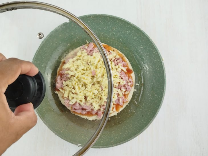 Tampa para fechar a frigideira.