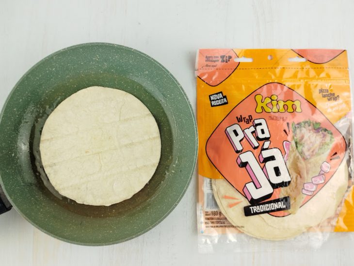 Wrap acomodado em uma frigideira.
