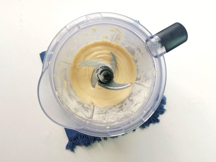 Um liquidificador com a mistura dos ingredientes para a massa de pizza.