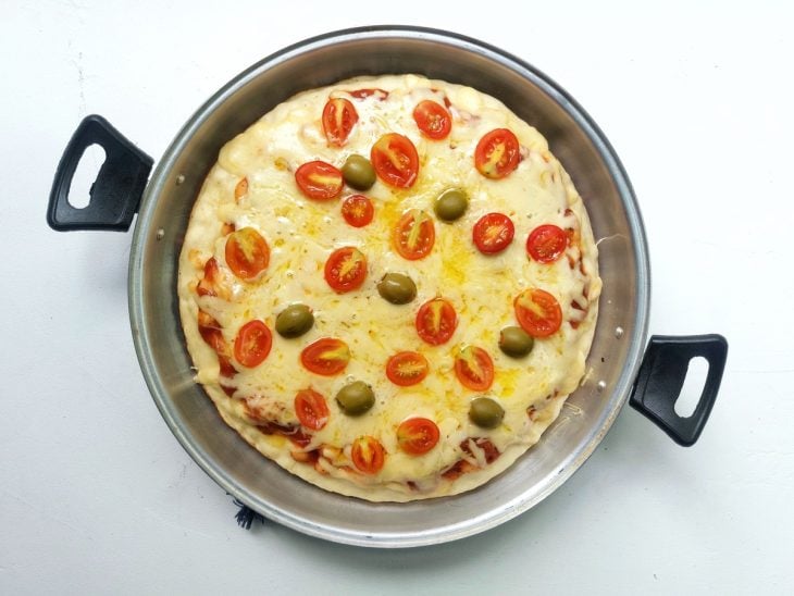 Uma forma com pizza de liquidificador após assar.