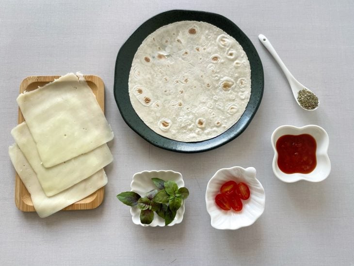 Ingredientes separados sobre a bancada.