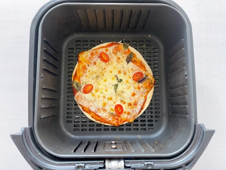 Pizza assando na air fryer.