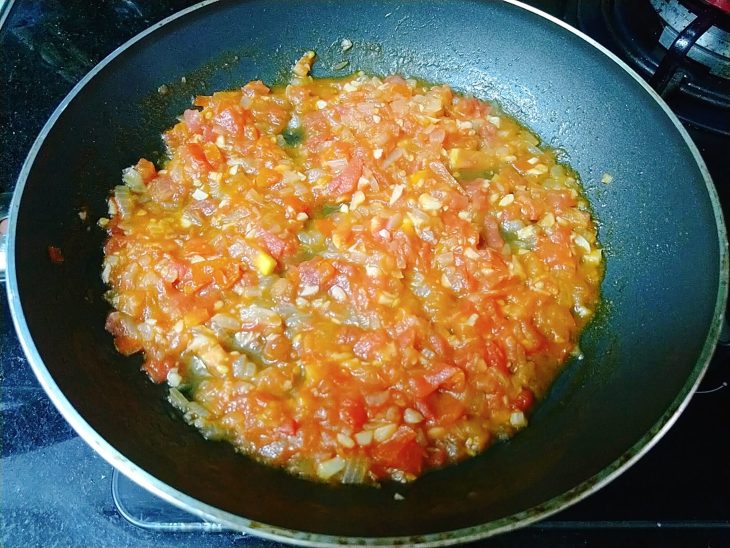 Tomates adicionados à panela com os outros ingredientes.