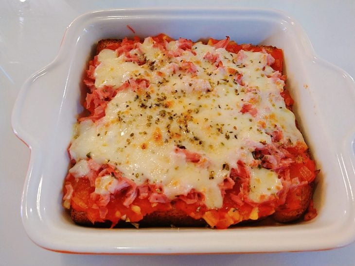 Pizza de pão de forma pronta em um refratário.