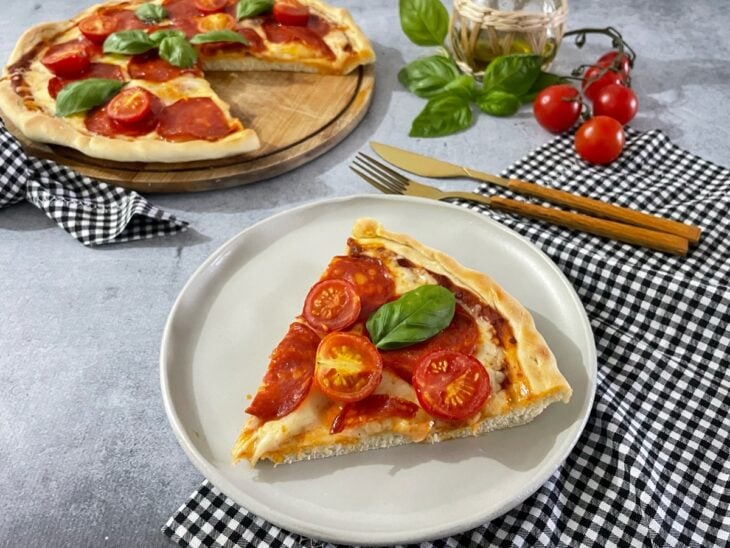 Pizza de pepperoni servida.