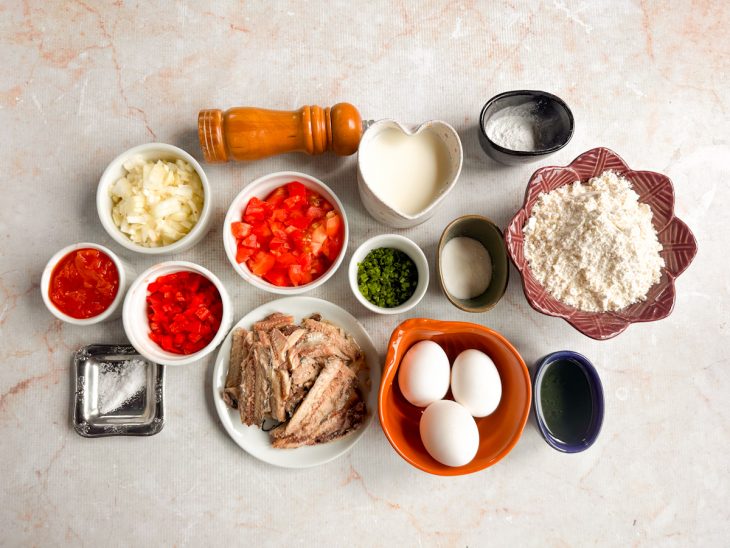 Ingredientes organizados sobre a bancada e legumes picados.