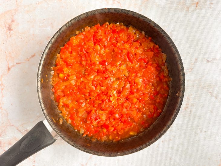 Molho cozinhando até atingir textura pastosa.