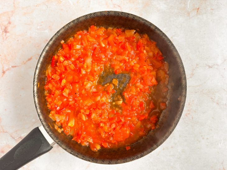 Sardinhas limpas sendo misturadas ao molho.