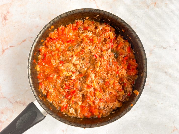 Molho finalizado com cheiro-verde e reservado.