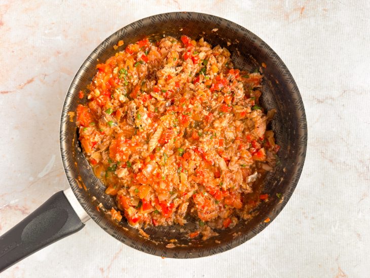 Ovos e sal batidos até formar uma mistura aerada.