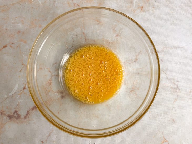 Leite, óleo e açúcar incorporados à massa.