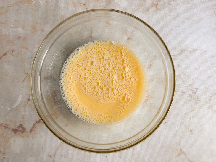 Farinha e fermento misturados até formar uma massa lisa.