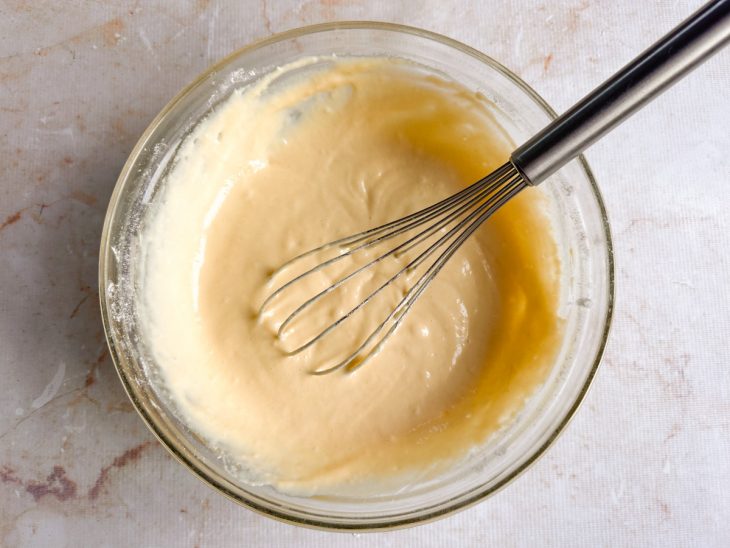 Massa espalhada na forma untada.