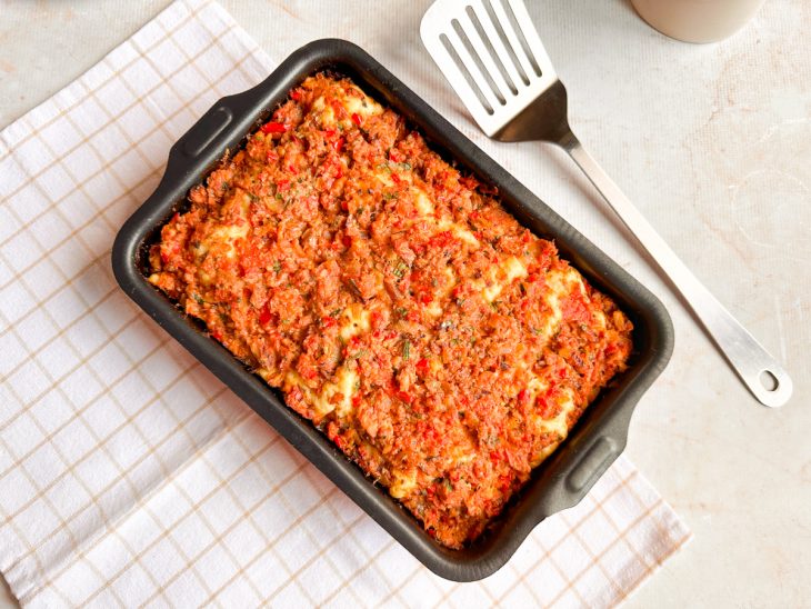 Pizza de sardinha assada, dourada e pronta para servir.