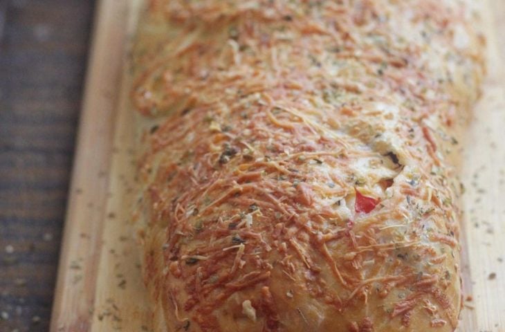 Pizza enrolada de tomate e azeitonas