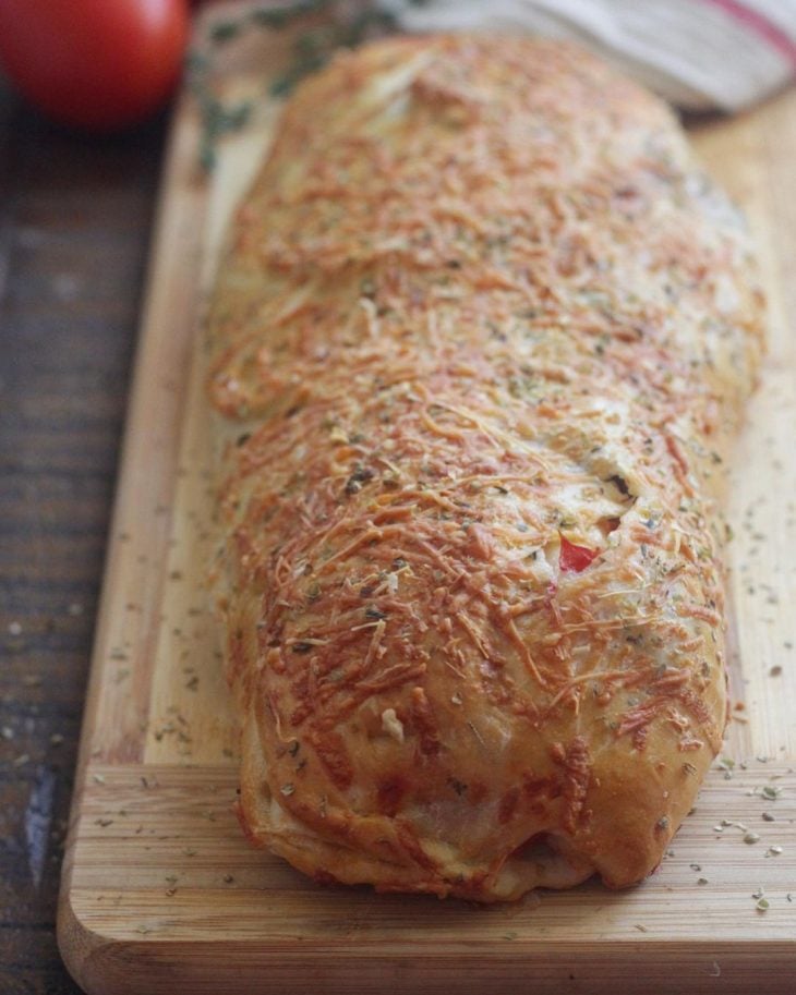 Pizza enrolada de tomate e azeitonas