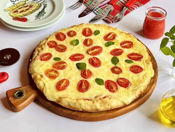 Uma tábua contendo pizza marguerita.