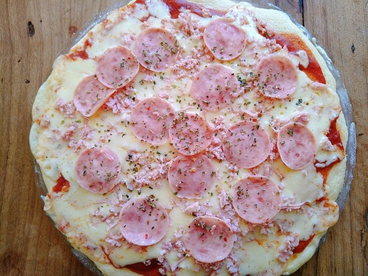 Uma pizza completa.