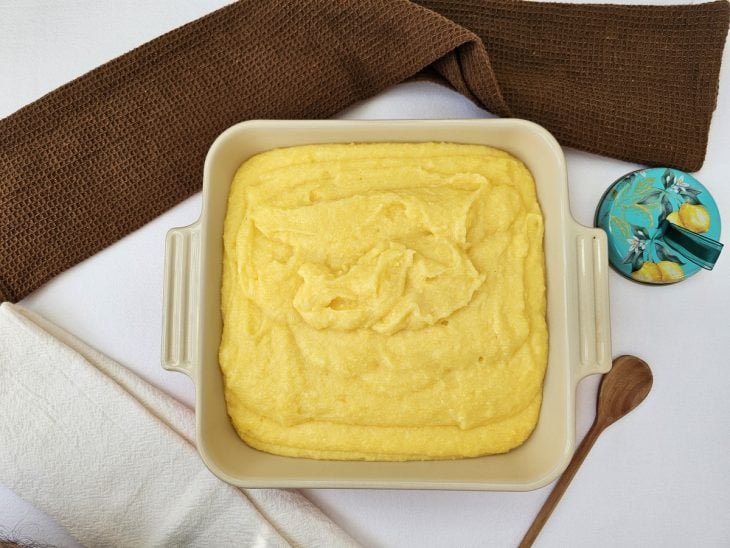 Um recipiente contendo polenta.