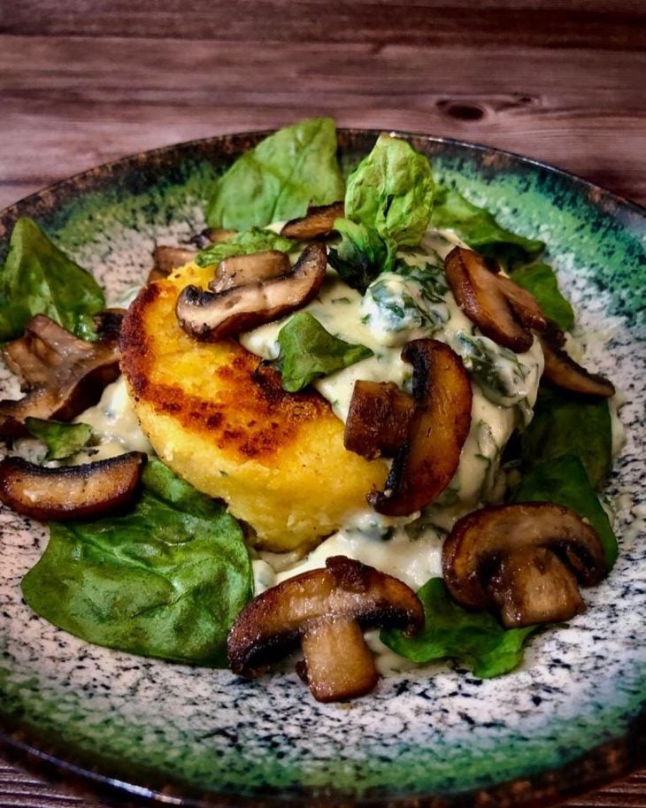 Polenta grelhada com molho de espinafre e cogumelos